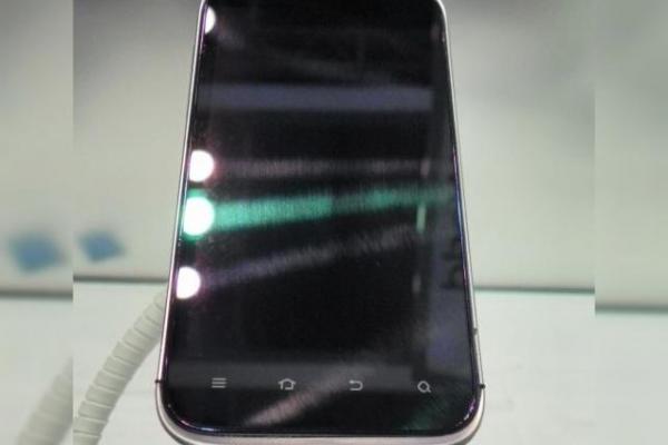MWC 2012: ZTE Era preview - un telefon quad-core cu Android 4.0 și de la chinezi (Video)