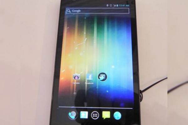 MWC 2012: Fujitsu Arrows Ultra hands on - telefonul cu camera de 13 MP pentru care Îi invidiem pe japonezi (Video)