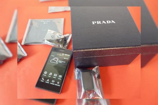 LG Prada Phone 3.0 scos din cutie - unboxing pentru un telefon elegant, cu interfață alb/negru (Video)