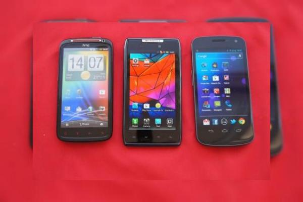 Cele mai puternice telefoane inteligente din România Într-un test comparativ extins: HTC Sensation XE vs Motorola RAZR vs Samsung Galaxy Nexus