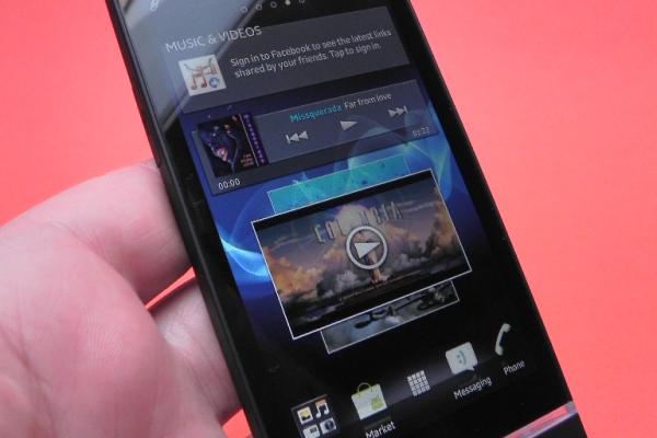 Review Sony Xperia S - Încărcare rapidă, carcasă anti-murdarire și transparență atractivă, plus mici defecte (Video)