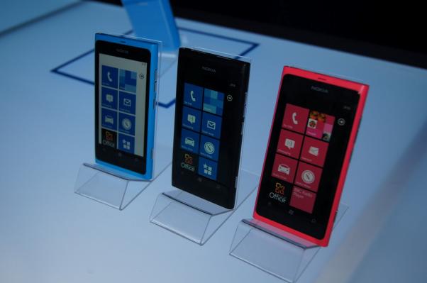 Cea mai bună ofertă pentru Nokia Lumia 800 și Lumia 710 - Cosmote, Orange sau Vodafone?