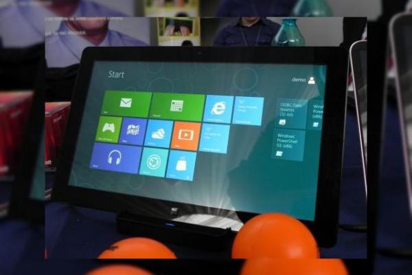 Tabletă Samsung cu Windows 8 (Series 7 Slate 700T) Într-un hands on Mobilissimo.ro la IT Congress 2012 (Video)