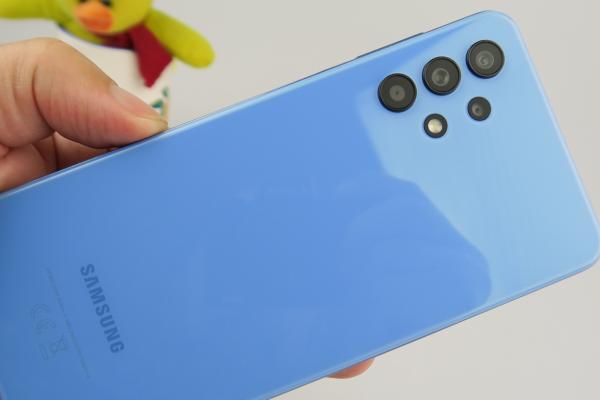 Samsung Galaxy A32 5G: Design insolit al camerei din spate, altminteri tot Glasstic