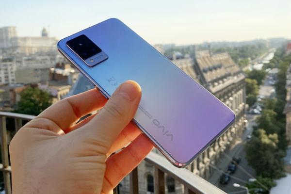 vivo V21 5G Unboxing: primele impresii despre telefonul cu mega cameră selfie de 44 MP, stabilizare optică în faţă şi spate