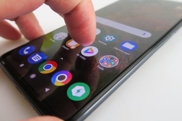 POCO F3: Display AMOLED de top 5 midrange în 2021