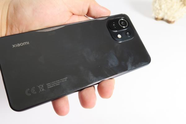 Xiaomi Mi 11 Lite 4G: Design reușit, ergonomic, cu spate drept și modul de cameră Yin-Yang