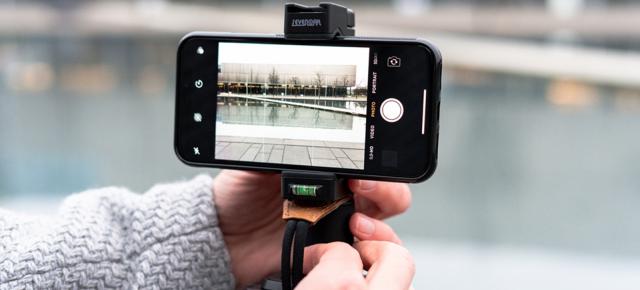 E LUNI e AMAZON: Azi vă recomandăm FocusGrip Monopod, un stabilizator pentru smartphone compact și ușor, numai bun de luat în vacanță