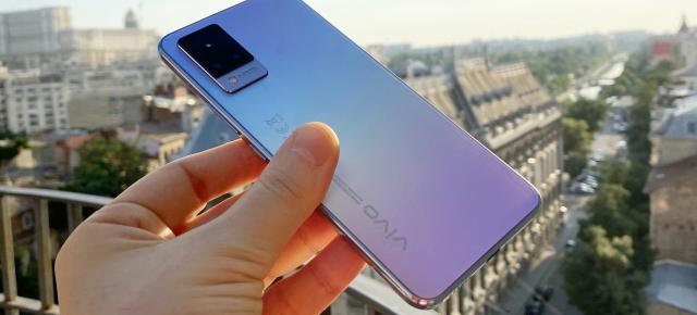 vivo V21 5G Unboxing: primele impresii despre telefonul cu mega cameră selfie de 44 MP, stabilizare optică în faţă şi spate