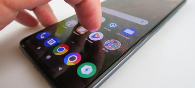 POCO F3: Display AMOLED de top 5 midrange în 2021