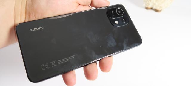 Xiaomi Mi 11 Lite 4G: Design reușit, ergonomic, cu spate drept și modul de cameră Yin-Yang