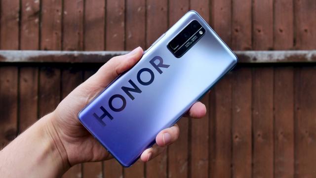 <b>Huawei va furniza actualizări software pentru toate telefoanele Honor lansate înainte de 1 aprilie 2021</b>Din câte știți, Huawei a vândut brandul Honor către o companie din China în urmă cu câteva luni. Drept producător independent, Honor a reușit să lanseze smartphone-uri cu CPU-uri de la producători terți, inclusiv Snapdragon, dar și cu serviciile Google