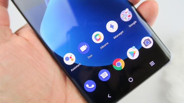 <b>Vivo X60 Pro: OS, UI, aplicaţii cu extra gaming şi în mare un Android 11 stock</b>Vivo X60 Pro vine cu Android 11 la bord, cu un layer software deasupra cunoscut drept Funtouch OS 11. Este unul discret, nu îţi ia ochii cu extra-uri, cu bloatware, cu artificii, ci se ţine destul de aproape de softul stock. Pentru securitate avem