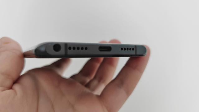 <b>Allview Soul X8 Pro - Un singur difuzor, dar cu volum ridicat</b>Allview Soul X8 Pro nu este cel mai bun telefon cand vine vorba de capitolul acustică. Totusi, al său difuzor, poziționat în partea de jos a telefonului, asigură o experiență audio decentă. Acesta oferă un sunet clar si un volum ridicat, însă se simte
