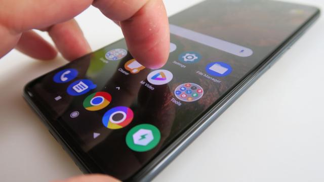 <b>POCO F3: Display AMOLED de top 5 midrange în 2021</b>Nu te poţi prezenta ca telefon de gaming dacă nu vii cu "artileria grea". În cazul de faţă primim un ecran AMOLED de 6.67 inch, diagonală deja stas, văzută şi pe POCO X3 şi POCO X3 Pro. Diferenţa e că aici avem un panou AMOLED, cu refresh rate de 120 Hz
