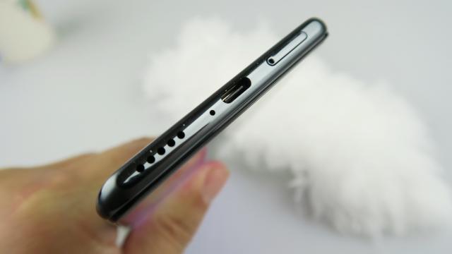<b>POCO F3: Baterie mai mică decât la POCO X3, dar mai generoasă cu autonomia</b>POCO F3 are o baterie de 4520 mAh, o scădere de 600 mAh faţă de POCO X3 NFC şi POCO X3 Pro. Păstrează totuşi încărcarea la 33W şi pe hârtie promite că ajungi la 100% în 52 de minute. Are suport QuickCharge 3+. Să vedem cum a stat la testele noastre