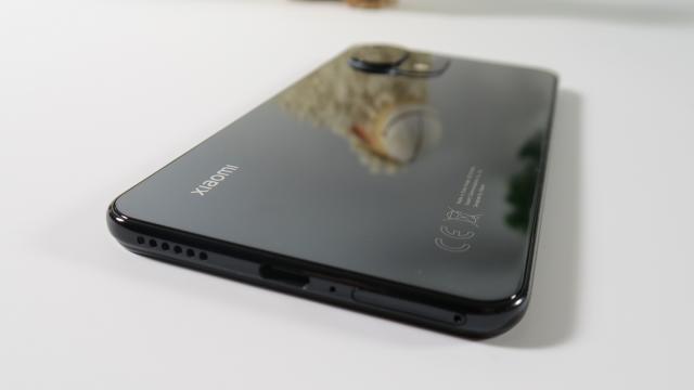 <b>Xiaomi Mi 11 Lite 4G: Acustică stereo, ușor sub așteptări</b>Xiaomi Mi 11 Lite 4G vine cu difuzoare stereo la bord, unul jos și unul care are și loc de earpiece, în partea din față. Nu avem jack audio aici, dar Xiaomi compensează întrucât a adăugat un adaptor de la USB-C la 3.5 mm în pachet. Cele două difuzoare