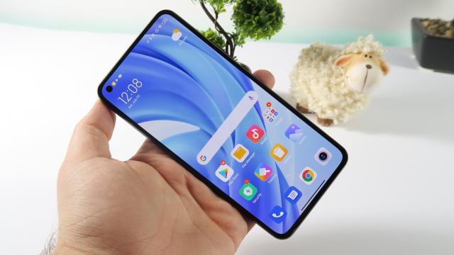 <b>Xiaomi Mi 11 Lite 4G: Display AMOLED de calitate, foarte luminos</b>După ce am văzut ecranul lui Xiaomi Mi 11 Lite 5G, știam că vom avea de-a face cu un display de calitate și în cazul variantei LTE 4G. Este același panou AMOLED de 6.55 inch, cu rezoluție 2400 x 1080 pixeli. Aspectul este 20:9, iar refresh rate-ul