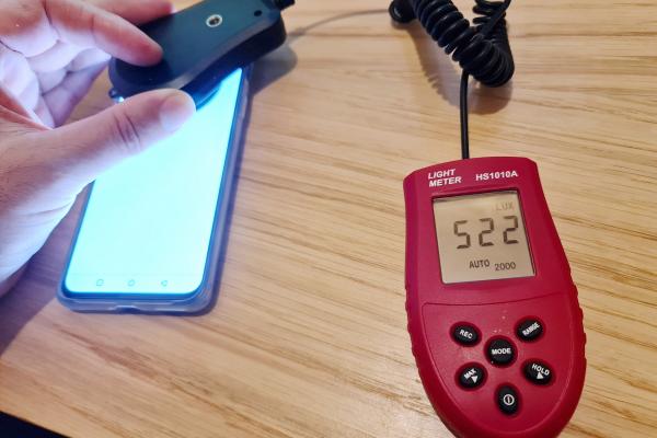 Luminozitate display OnePlus Nord 2 5G și ecranul văzut la microscop