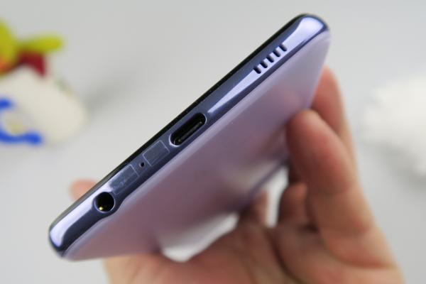 Samsung Galaxy A72 4G: Acustică stereo potrivită pentru un album hip-hop, dar fără recorduri de volum