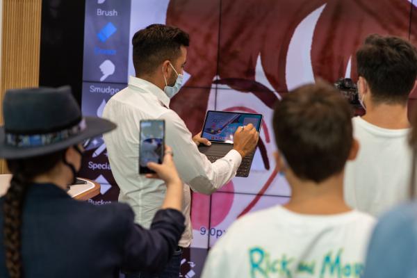 Tableta Huawei MatePad 11 își dovedește capabilitățile grafice într-un workshop de ilustrație digitală