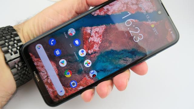 <b>Nokia X20: Display IPS LCD acceptabil la utilizarea la interior</b>Nokia X20 vine cu un ecran măricel, dar nu se duce chiar la cota lui Nokia 8.3 5G. Acela era un uriaş de 6.81 inch, iar aici avem un ecran de 6.67 inch. Vorbim despre un panou IPS LCD, cu rezoluţie de 2400 x 1080 pixeli, aspect 20:9 şi protecţie