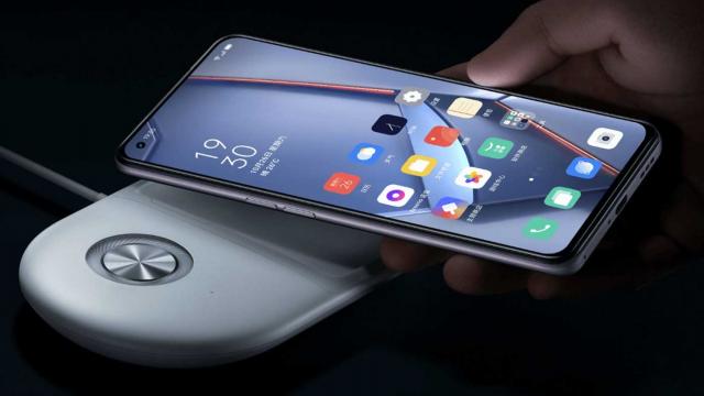 <b>Oppo va lansa un încărcător wireless magnetic! Iată primele randări cu acesta</b>Odată cu seria de telefoane iPhone 12, Apple a lansat MagSafe, o soluție de încărcare wireless și nu numai pentru că permite utilizatorilor să atașeze diverse accesorii de spatele smartphone-ului. Ei bine, realme va fi primul producător care va aduce