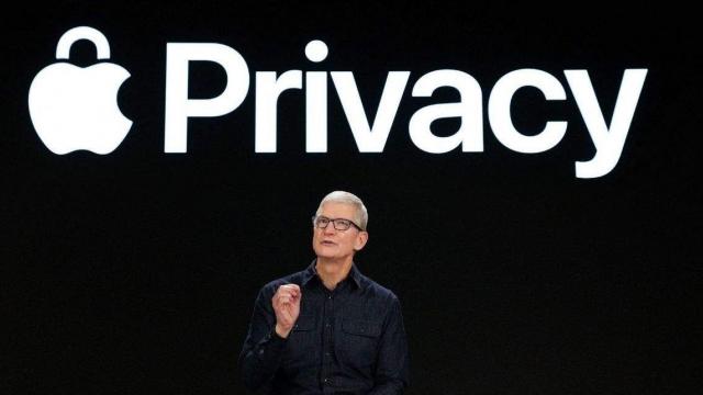 <b>Apple explica modul în care funcţionează sistemul său de analiză a pozelor pentru a detecta abuzuri de minori; Va scana și mesajele de pe iDevice-uri</b>În ultimele 24 de ore Apple a făcut un anunţ important cu privire la un nou sistem de scanare a pozelor inaugurat în iOS 15. Folosind machine learning şi AI, acest sistem va scana pozele de pe iPhone-uri şi din iCloud, detectând 