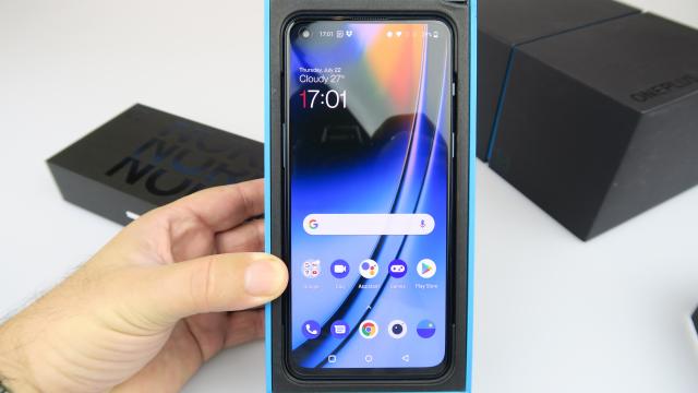 <b>OnePlus Nord 2 5G: OS, UI, aplicaţii cu un OxygenOS acum cu cod sursă ColorOS</b>OnePlus Nord 2 5G inaugurează OxygenOS 11.3, bazat pe Android 11 şi cu o noutate importantă, dar una invizibilă. E vorba despre codul sursă în comun cu ColorOS de la Oppo, odată ce aceste două companii şi-au început integrarea cu luni în urmă