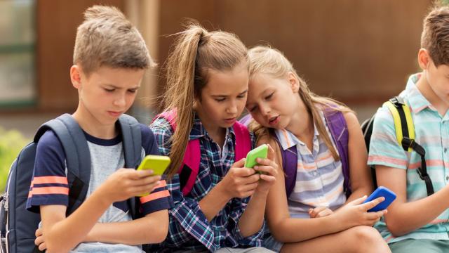 <b>Google aduce o serie de modificări pentru siguranța online a copiilor și a adolescenților</b>O mulțime de copii și adolescenți folosesc în prezent dispozitive inteligente, fie că vorbim despre smartphone-uri, tablete sau PC-uri. Google este calea prin care aceștia accesează diverse site-uri sau servicii precum YouTube. Gigantul a luat întotdeauna