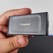 Am testat Kingston XS1000 - Un SSD extern compact și ușor, cu o capacitate de 2 TB, pentru stocare și transferuri rapide de fișiere între dispozitive