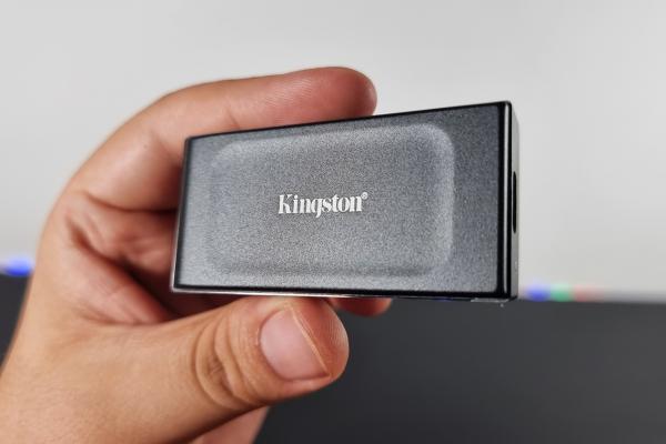Am testat Kingston XS1000 - Un SSD extern compact și ușor, cu o capacitate de 2 TB, pentru stocare și transferuri rapide de fișiere între dispozitive