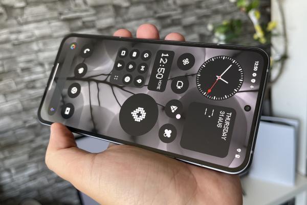 Nothing Phone (2): Display cu upgrade față de predecesor, acum LTPO, mai luminos și mai mare