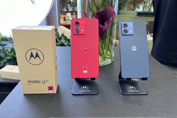 Motorola Moto G84 primele impresii: fashion phone compact, comod (Video Hands-on)
