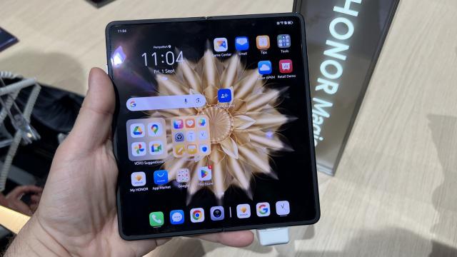 <b>IFA 2023: Video Hands-on HONOR Magic V2 -  Am pus mâna pe cel mai ușor și subțire telefon pliabil tip carte din lume!</b>Prima zi a lunii septembrie e zi de sărbătoare pentru pasionații tech. Târgului tehnologic IFA 2023 din Berlin a început azi și deja am bifat lansări importante în lumea smartphone-urilor. HONOR a lansat oficial azi în Europa cel mai subțire și ușor