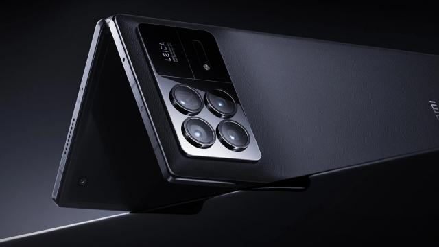 <b>Preț și Disponibilitate Xiaomi Mix Fold 3 în România</b>Xiaomi Mix Fold 3 este o exclusivitate destinată pieței din China care de astăzi poate fi achiziționată și din România, motiv pentru care am decis să punem la cale un articol dedicat Preț și Disponibilitate. Noul pliabil a fost anunțat oficial 
