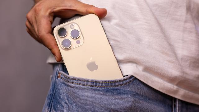 <b>Preț și disponibilitate Apple iPhone 15 Pro în România</b>A început numărătoarea inversă până la marele eveniment Apple din toamna anului 2023, show ce ne va aduce lansarea seriei iPhone 15. Mulți vor opta pentru varianta iPhone 15 Pro din acest cvartet, asta datorită camerei foto superioare 