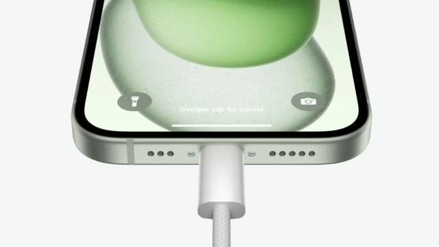 <b>Portul USB-C de pe iPhone 15 poate încărca ceasul Apple Watch și căştile AirPods, scoate semnal video 4K</b>La evenimentul Apple de pe 12 septembrie, compania din Cupertino a făcut marea trecere de la portul Lightning la USB-C şi acum aflăm şi noutăţi legate de funcţiile sale. Aflăm că e posibil să foloseşti un iPhone 15 pentru a încărca