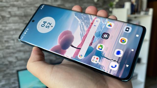 <b>Motorola Edge 40 Neo: OS, UI, aplicaţii cu productivitate pe steroizi</b>Motorola Edge 40 Neo reuşeşte o combinaţie de succes între telefon de gaming şi telefon de productivitate. Pe de o parte ne oferă interfaţa curată Android, cea stock şi pe de altă extra-urile Motorola nu se simt suplimentare sau inutile