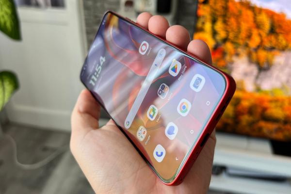 Motorola edge 50 Neo: Micuțul telefon care va avea viață mai lungă decât Edge 50 Ultra, cu 5 ani de actualizări Android