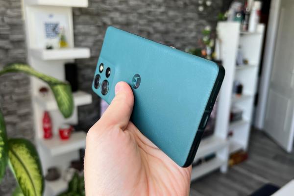 Motorola edge 50: Design - Telefonul cu ecran curbat poate fi și rezistent la condiții extreme