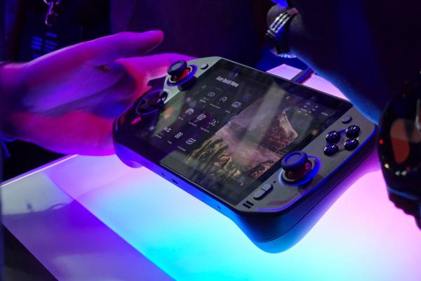 IFA 2024: Acer Nitro Blaze Hands-on - prima consolă de gaming portabilă de la Acer vrea să detroneze Steam Deck și ROG Ally