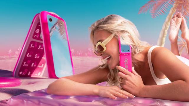 <b>Telefonul Barbie este aici și vine de la HMD; Accesoriul fashion roz care te deconectează de la Instagram</b>După o serie de teasere iată că telefonul Barbie este acum oficial. Îl lansează HMD și avem aici de-a face cu o variantă custom de Nokia 2660 Flip ce include desigur transformarea vizuală alături de artificii software pentru a completa look-ul roz