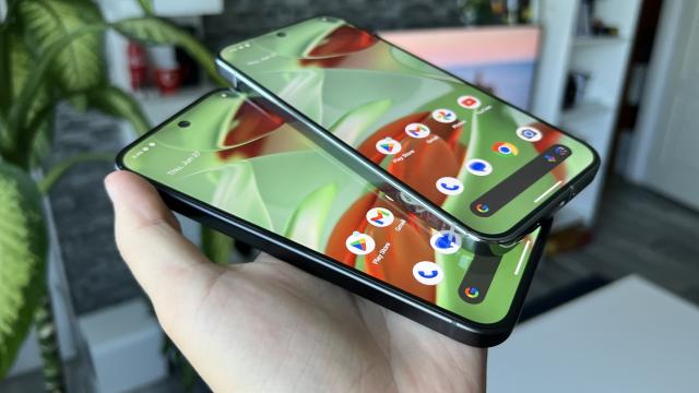 <b>Google Pixel 9 Pro XL: OS, UI cu un AI mai prietenos, Gemini e la nivel de ChatGPT</b>Google Pixel 9 Pro XL a sosit fără Android 15, ceea ce ne intrigă. Pentru că s-a lansat mai devreme, evident. Rulează Android 14, dar vine cu Gemini în loc de Google Assistant. Primeşte 7 ani de actualizări Android, cât despre Gemini, avem acces 