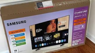 [UPDATE - poziția oficială Samsung] - Dua Lipa cere 15 milioane de dolari de la Samsung; Artista spune că imaginea ei a fost folosită fără acord pe cutiile televizoarelor