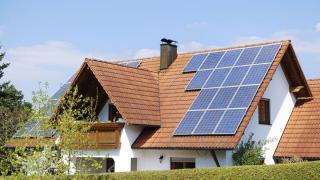 Casa Verde Fotovoltaice dispare din bugetul AFM 2026: statul finanțează doar baterii pentru prosumatori