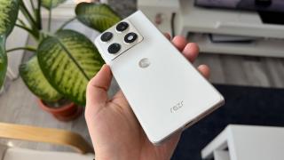 Motorola RAZR Fold: Benchmark-uri în linie cu fratele Signature, asigurate de Snapdragon 8 Gen5