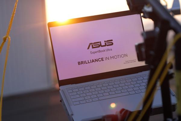 ASUS ExpertBook Ultra dincolo de Everest: laptopul a rezistat la -42°C și presiune extremă, la aproape 9000 de metri altitudine (test extrem)
