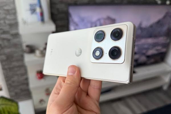 Motorola RAZR Fold: Design elegant marcat de nuanțe Pantone, ediție FIFA World Cup