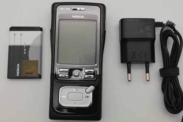 Cine își mai aduce aminte de Nokia N91, telefonul care avea un hard disk mecanic pentru stocarea muzicii?